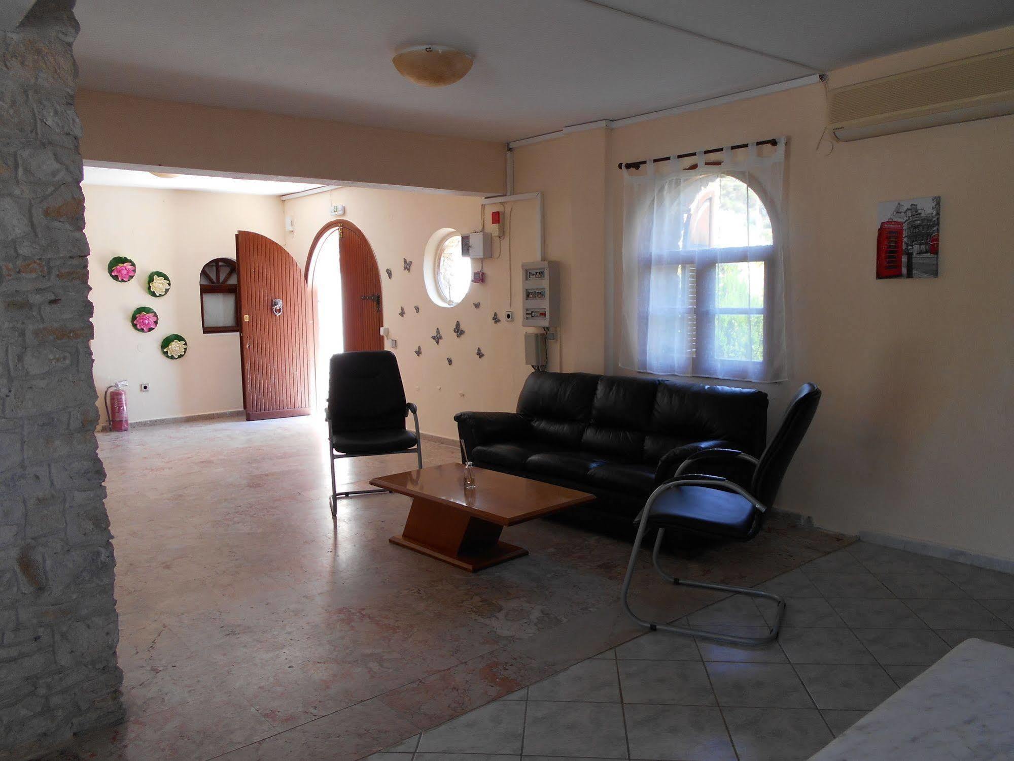 אואוראנואופולי Hotel Kari מראה חיצוני תמונה